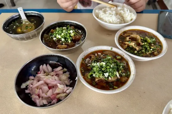 2碗肥肠,1碗牛肉