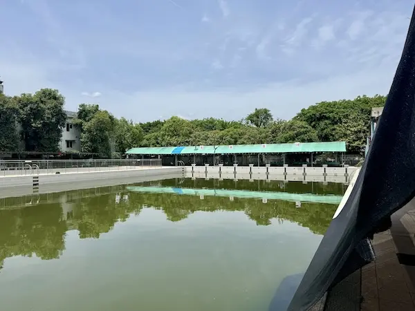 还未开放的露天泳池
